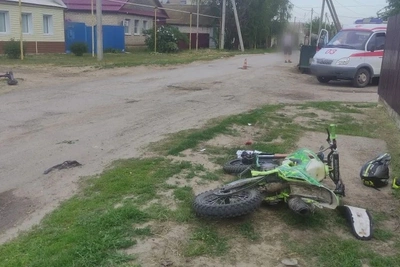 Под Волгоградом подросток сбил сверстников на электросамокате — видео
