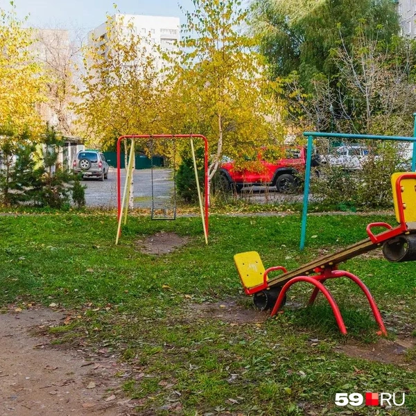 У дома небольшая детская площадка | Источник: Тимофей Калмаков / 59.RU