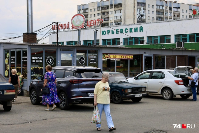 Часть территории застроена павильонами  | Источник: Михаил Шилкин 