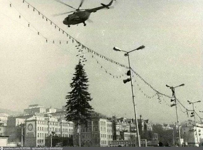 А это уже доставка елки на площадь в том же 1974 году, раньше главная новогодняя красавица обязательно была настоящей | Источник: pastvu.com