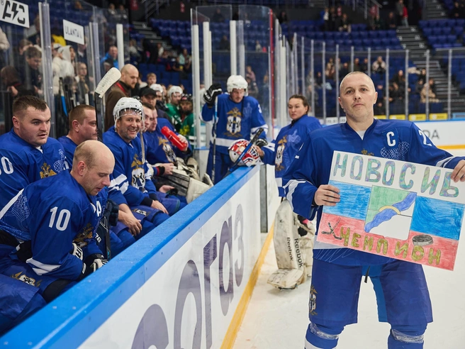 Лучшим защитником стал Иван Пинаков из сборной прокуратуры и УФСБ Новосибирской области, а лучшим вратарем — Дмитрий Кобелев из ГУ МВД Новосибирской области. | Источник: Александр Ощепков / NGS.RU