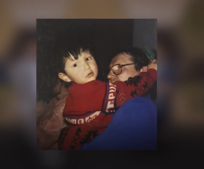 Владислав с бабушкой | Источник: «ЯУгарова» / Youtube