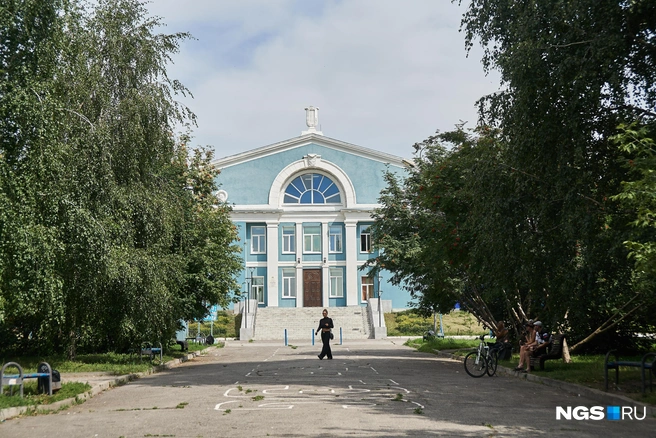 Прогуливаются горожане и по небольшой аллее у дома культуры — раньше там устраивали дискотеки | Источник: Александр Ощепков / NGS.RU