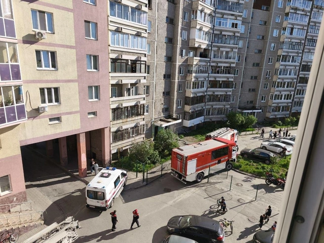 На место происшествия прибыли пожарные и медики | Источник: читатель E1.RU Иван Волков