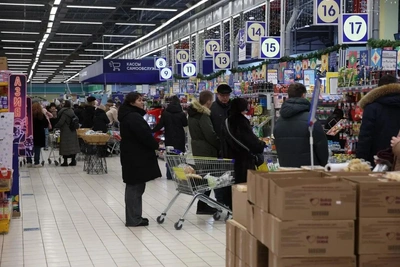 В Тюмени началась предновогодняя суета в магазинах