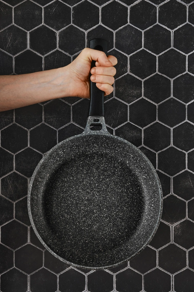 Как правильно мыть сковороды с антипригарным покрытием: просто, но бережно | Источник: Legion Media