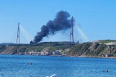 Столб чёрного дыма поднялся у Русского моста