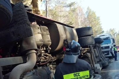 Фура с солнечными панелями опрокинулась на трассе в Шелеховском районе