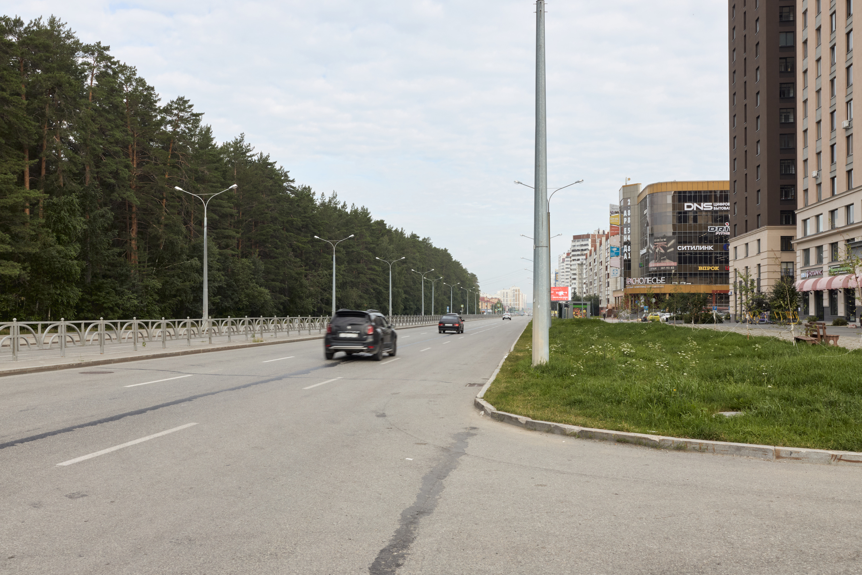 По улице Краснолесья удобно ездить в торговый центр с кинотеатром и круглосуточный гипермаркет — дорога займет буквально 6 и 11 минут, соответственно | Источник: PRINZIP