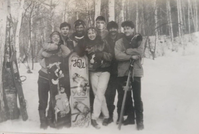 Аналогичный снимок с основателями школы сноубординга в Новосибирске с самодельными досками висит в Музее Олимпийской славы  | Источник: предоставлено Валентином Зюком