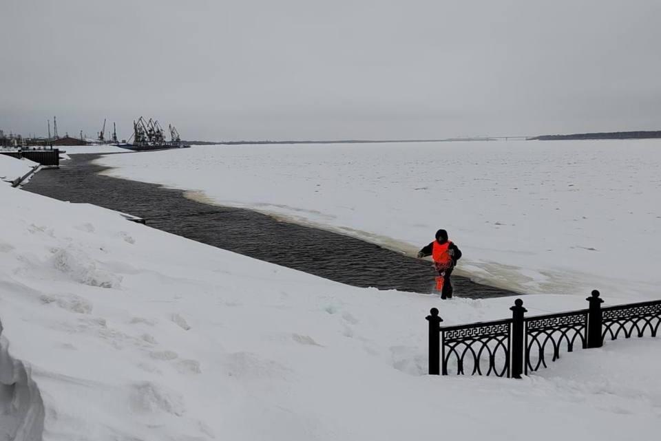 Стали известны подробности трагедии в речпорту Сургута, где двое мальчиков провалились под лед