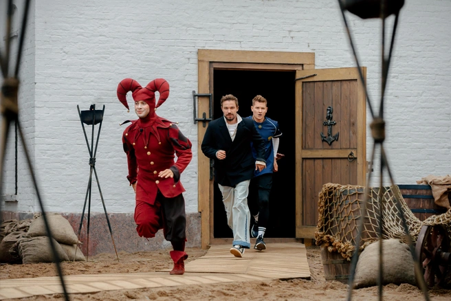 Еще один персонаж шоу, шут Яшка, повсюду следует за героями и ведущим шоу Александром Петровым | Источник: предоставлено телеканалом СТС