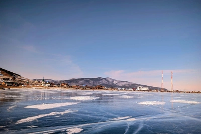 Машина провалилась в метровую трещину на Байкале