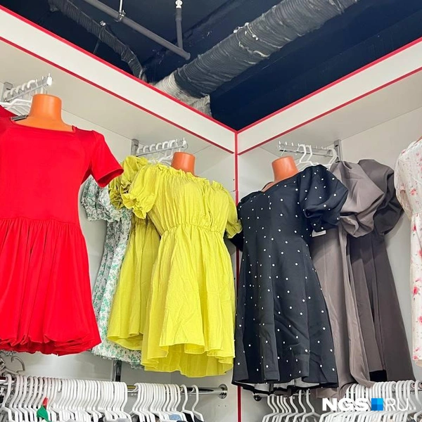 Платья, представленные в магазине, больше подходят на лето | Источник: Настасья Медведева / NGS.RU