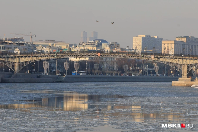 Патриарший мост словно парит над льдинами на Москва-реке | Источник: Артем Устюжанин / MSK1.RU