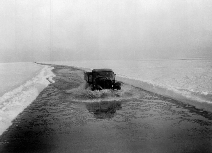 Грузовой автомобиль на Ладоге — трассе в направлении Ленинграда. 1942 год | Источник: akg-images