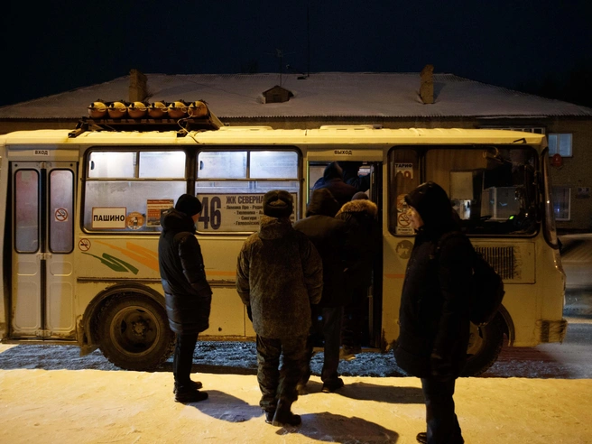 Автобус №46 на маршруте из Пашино до площади Калинина. | Источник: Андрей Бортко / NGS.RU