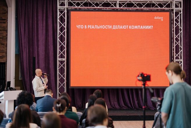 Арсений просит напоминать о своей компании не только в онлайн-пространстве, но и в обычной жизни | Источник: Ксения Зимина