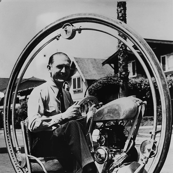 Одноколесный велосипед американца Уолтера Нилссона. 1935 год | Источник: Getty Images