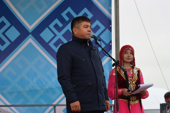 Чиновник на сабантуе в Медногорске Оренбуржской области | Источник: Рустам Шарипов / Vk.com