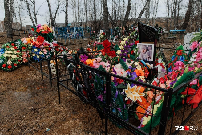 Рядом с Эвелиной похоронен ее дядя, мужчина скончался в этом году в больнице | Источник: Ирина Шарова / 72.RU