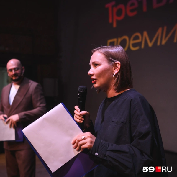 Редактор 59.RU Екатерина Вохмянина (на первом плане) поприветствовала финалистов и поздравила с тем, что за них активно голосовали пермяки | Источник: Андрей Чунтомов / 59.RU