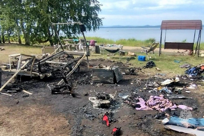 На месте кемпинга теперь мусор от пожара | Источник: МЧС Челябинской области / t.me