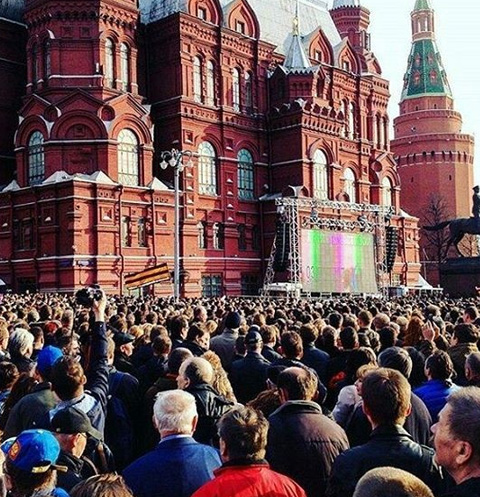 Москвичи и гости столицы собрались на Манежной площади