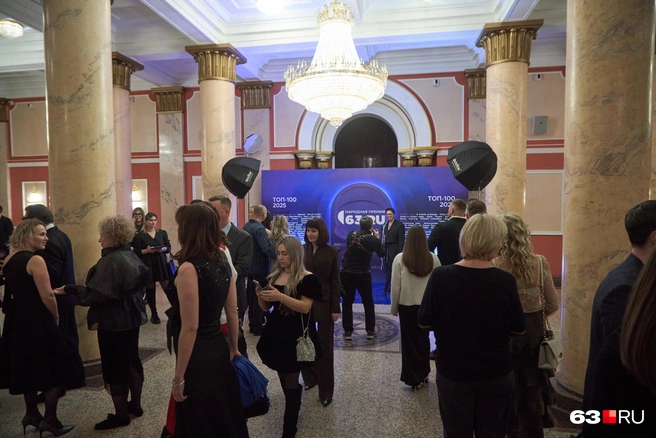 Нарядные гости быстро заполнили фойе | Источник: Роман Данилкин / 63.RU