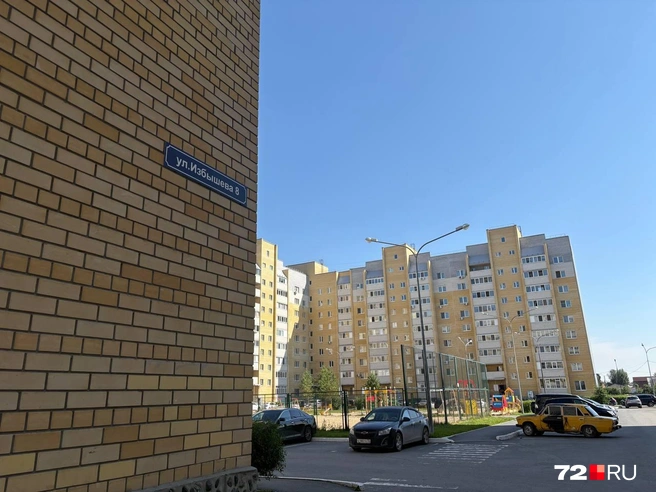 По соседству с частным сектором построены несколько высоток из кирпича. Район уютный с детскими площадками и зонами для отдыха  | Источник: Мария Токмакова / 72.RU 