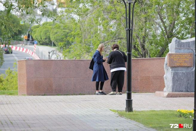 Камень с датой основания города находится недалеко от моста Влюбленных, у слияния Тюменки и Туры  | Источник: Павел Красоткин / 72.RU 