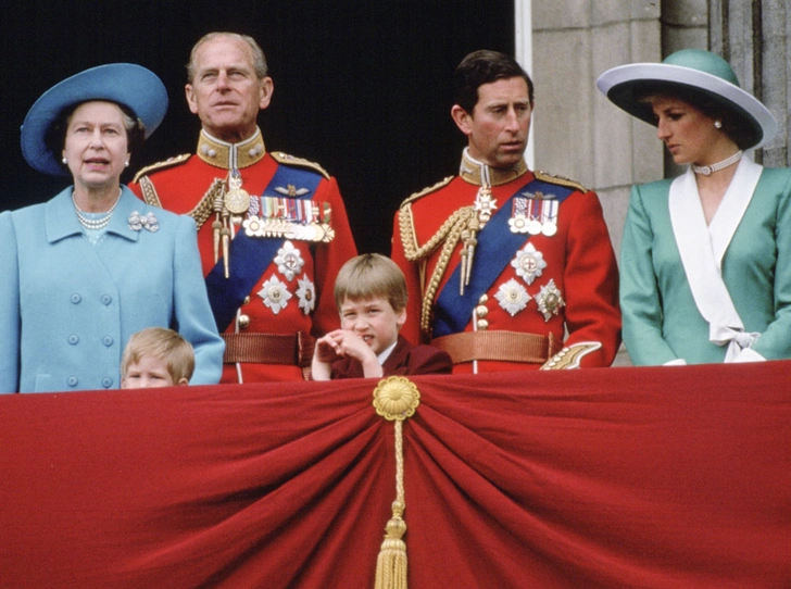 От Дианы до Кейт Миддлтон: самые яркие «балконные» кадры Trooping The Colour