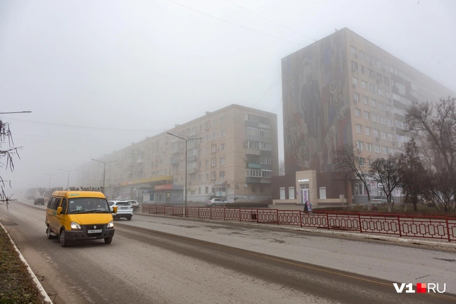 Даже в тумане огромная яркая мозаика с Лениным привлекает внимание. Она появилась на торце дома в 1981 году | Источник: Константин Завриков / V1.RU