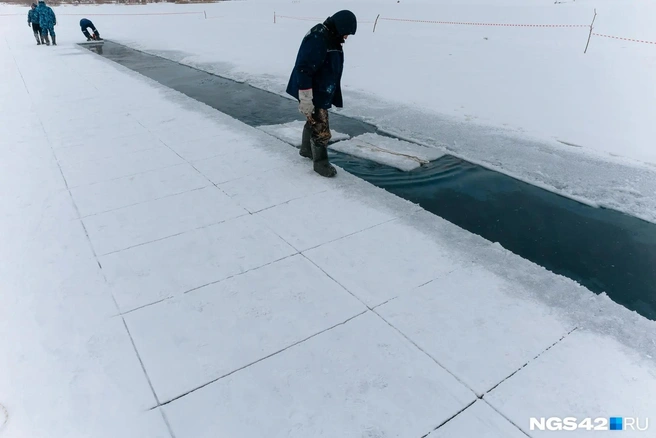 Здесь плиты уже размечены пилой, но еще не выдолблены до конца | Источник: Максим Серков / NGS42.RU