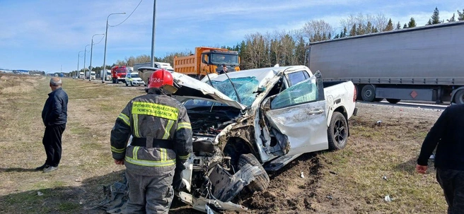 Легковушка влетела в грузовик | Источник: Противопожарная служба ТО / T.me