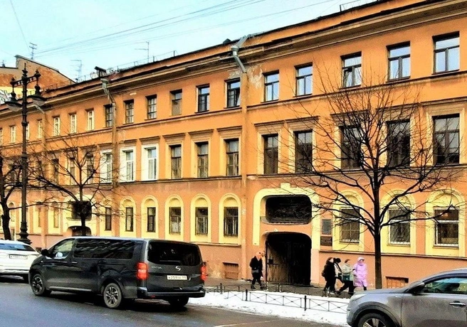 Панно были размещены над аркой и входом в дом на Маяковского, 15 | Источник: Главное управление государственного коннозаводства. Манеж -Государственная Конюшня — Театр балета им. Леонида Якобсона на Citywalls.ru
