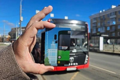 В Перми к 100-летию автобусов выпустили проездные с подсветкой