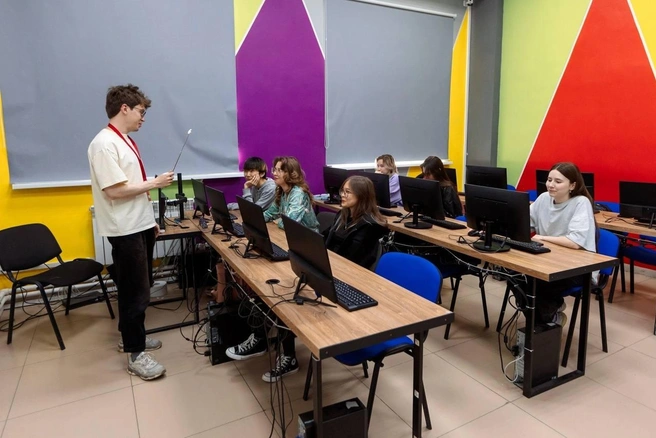 Со второго курса студенты проходят практики и стажировки в реальных компаниях, для многих это становится стартом карьеры  | Источник: «Компьютерная Академия ТОП»
