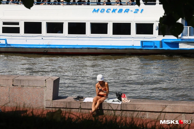 Москвичи выбирают самые разные места для того, чтобы позагорать | Источник: Артем Устюжанин / MSK1.RU