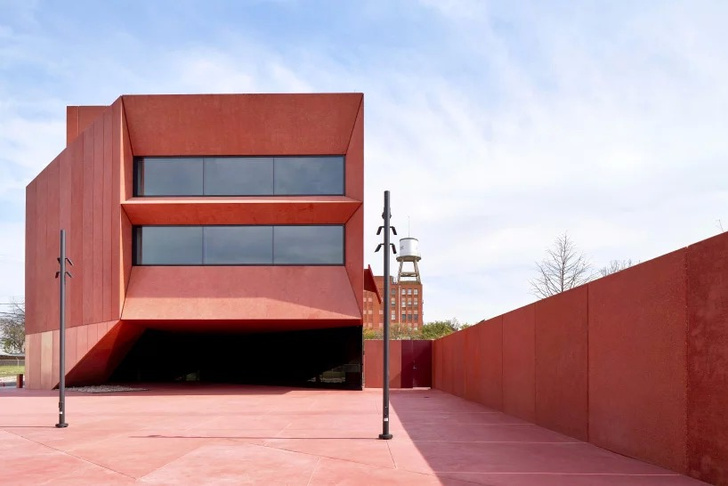Рубиновый город: арт-центр по дизайну Дэвида Аджайе в Техасе (фото 0)