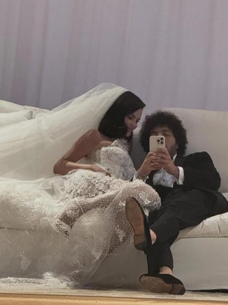 Свадьба Селены Гомес и Бенни Бланко прошла 26 сентября 2025 года. 