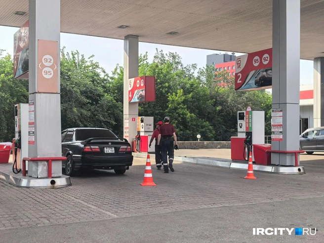 На заправке наш журналист застала тот момент, когда бензин кончился и работники АЗС выставили столбики | Источник: Алёна Кашпарова / «ИрСити»