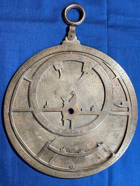 Средневековый «смартфон»: какую историю рассказали еле заметные цифры и буквы на веронской астролябии