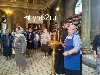 Люди молились и ставили свечки во славу города | Источник: Кристина Мельникова / YA62.RU 