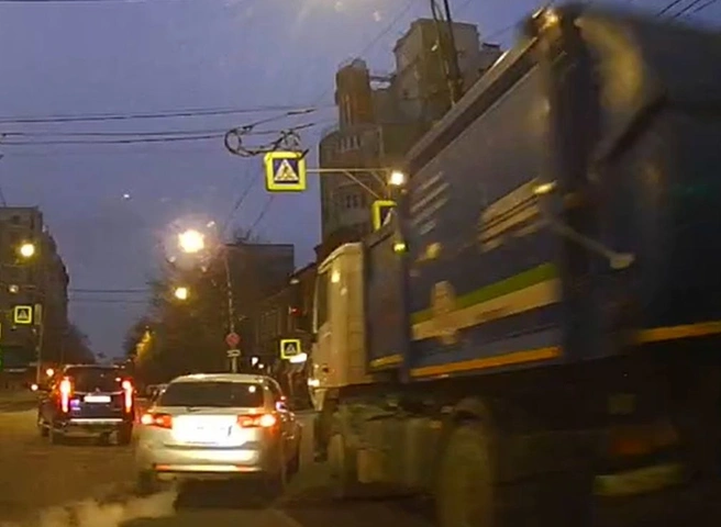 Столкновение легковушки и мусоровоза в центре Рязани попало на видео | ya62.ru
