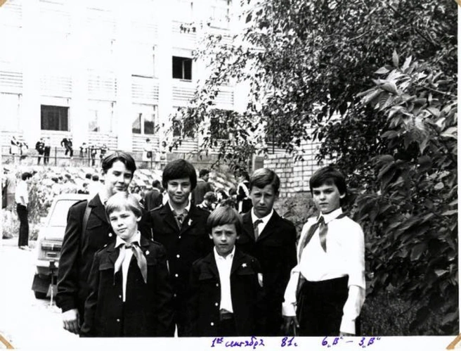 Ученики школы № 73 в 1981 году. Сейчас они уже серьезные взрослые люди | Источник: oldsaratov.ru