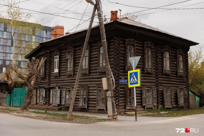 Красивые наличники украшают дом на Орловской. Таких зданий в Тюмени становится всё меньше  | Источник: Ирина Шарова