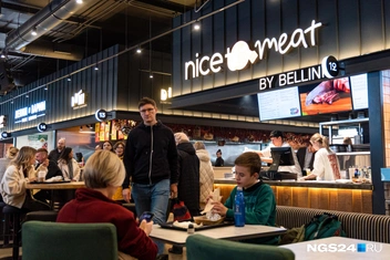 В «Артеле» продают бургеры | Источник: Мария Ленц / NGS24.RU