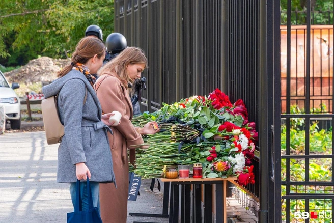 Еще много дней пермяки приходили, чтобы возложить цветы к мемориалу&nbsp;— рядом неизменно дежурили полицейские | Источник: Сергей Федосеев / 59.RU
