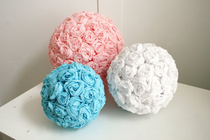 Для создания таких шаров понадобятся цветочные заготовки и поролоновые шары.